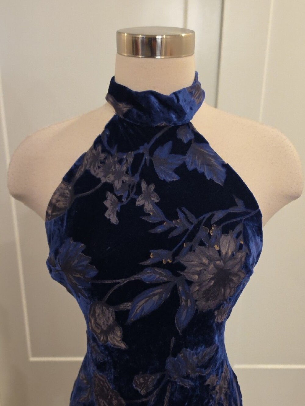 Lulu’s Navy Floral Velvet high neck Halter maxi Dress w/slit and open back SizeM - Picture 4 of 11